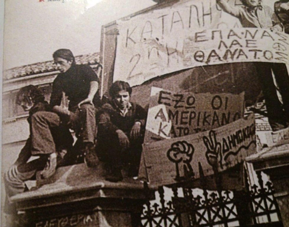 Ο Γιώργος Μερτίκας στο Πολυτεχνείο το 1973 (στη μέση πάνω στην κολώνα)